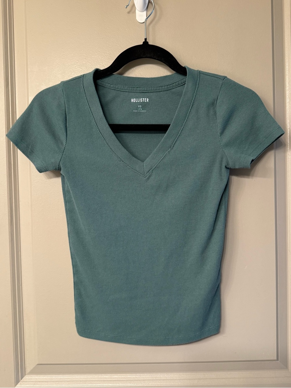 Hollister Ribbed V-Neck Short Sleeve Top
